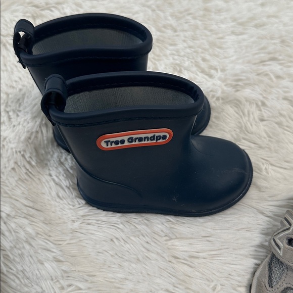 🐨 Bundle of 2 Boys Sneakers & Rain Boots - Picture 2 of 3